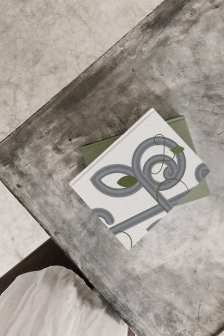 letra creada con forja de hierro y brotes verdes